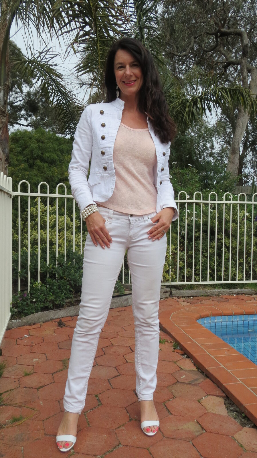 White jeans, white jkt