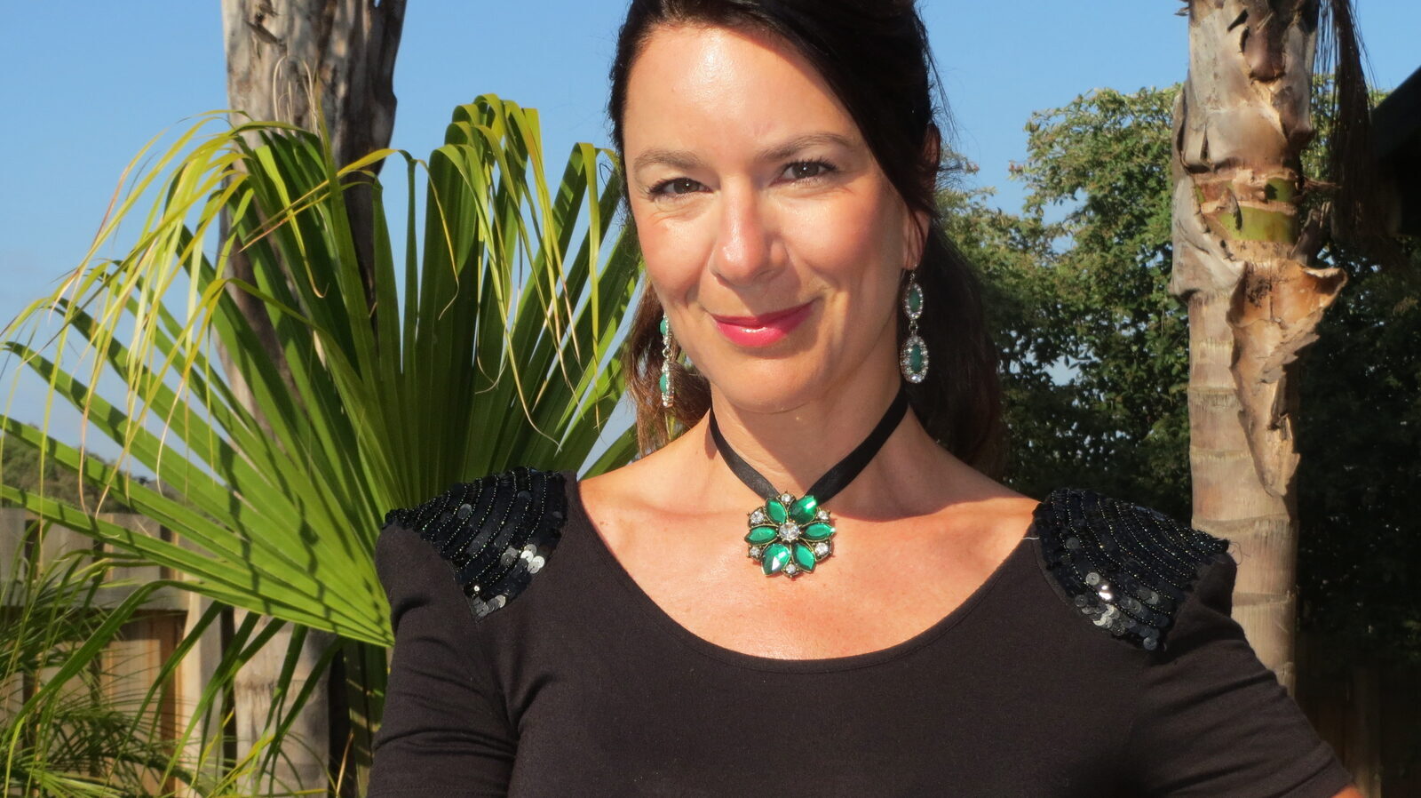 Green gem choker, close