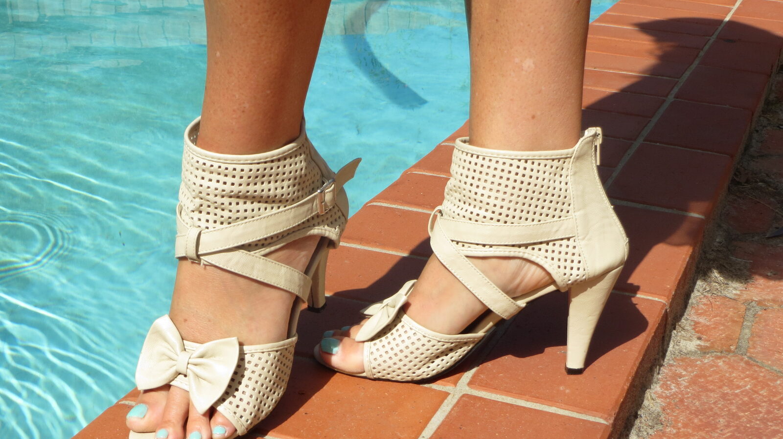 Beige boot-shoe bow-tie
