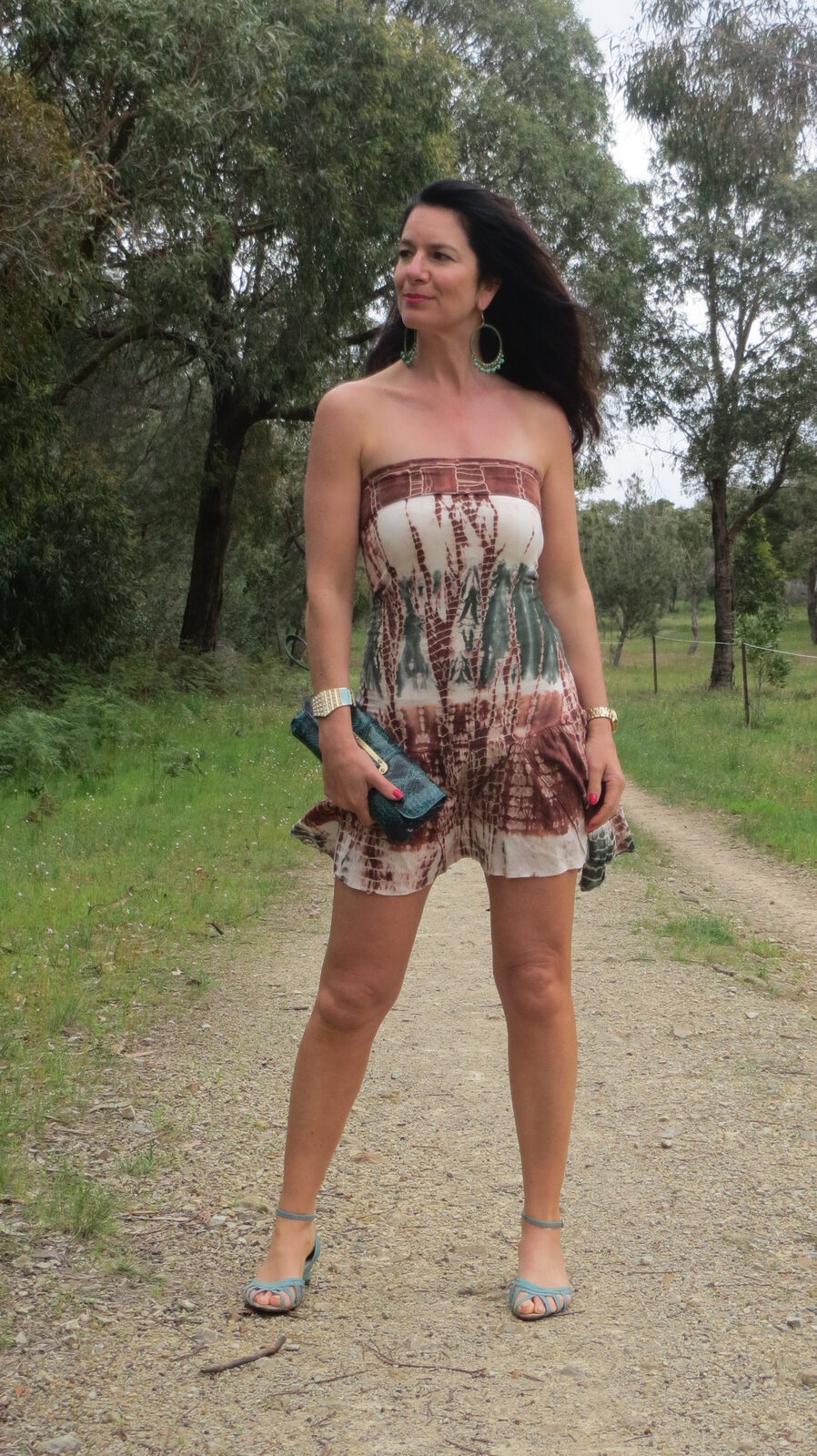 Tie-dye dress, green sandals 3