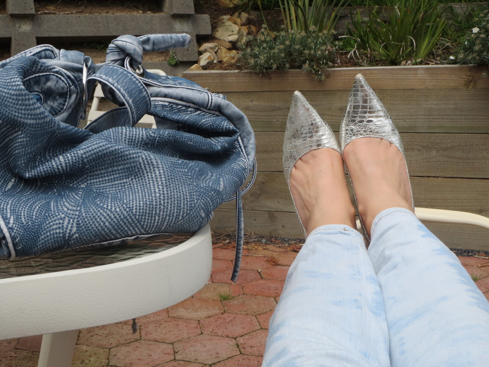 Stonewash jeans, handbag 6