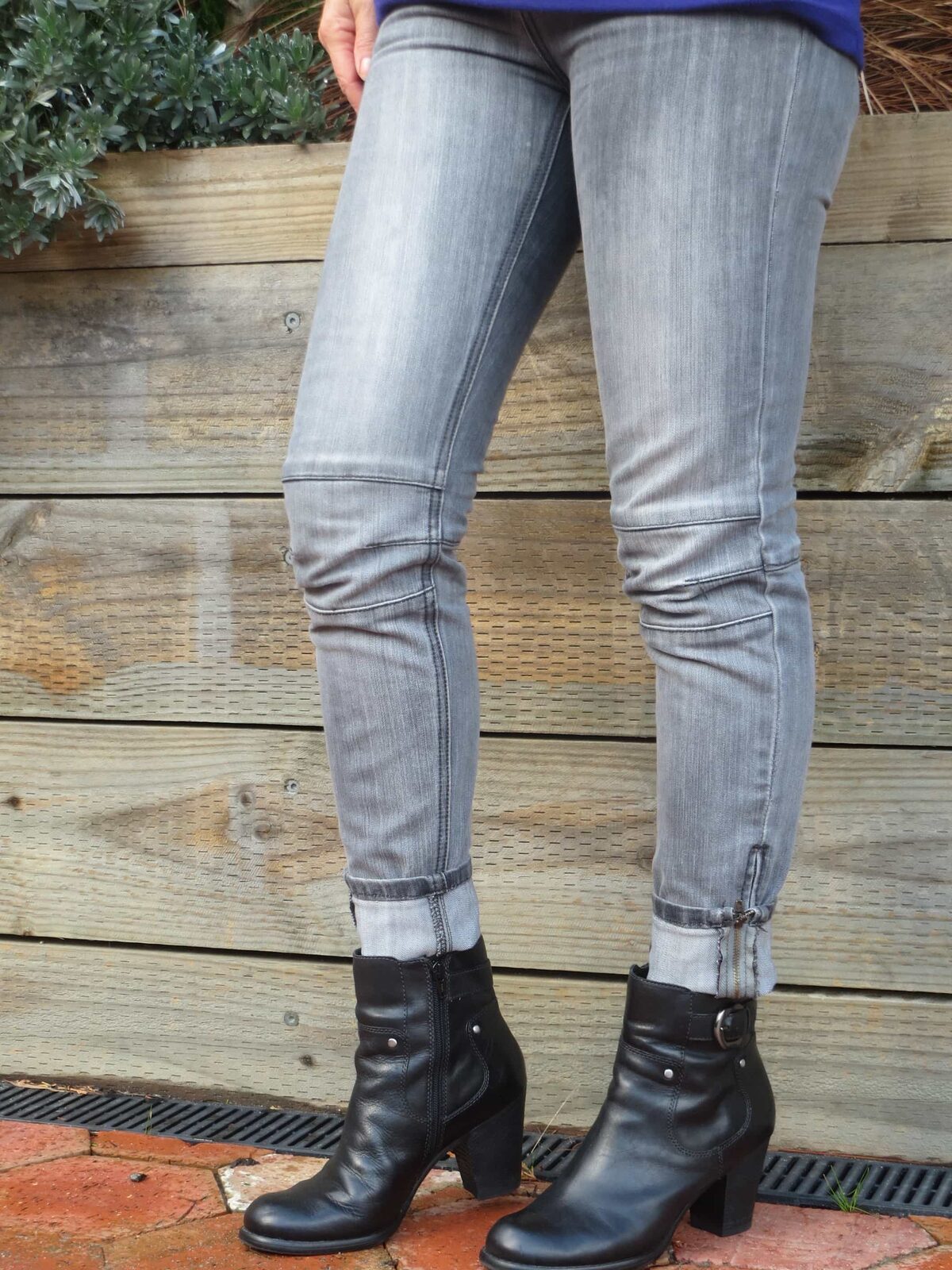 Boots, grey jeans 5